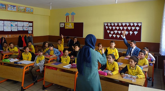 Tunç okulları ziyaret ediyor