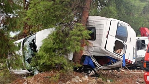 Tur minibüsü devrildi: 3 ölü