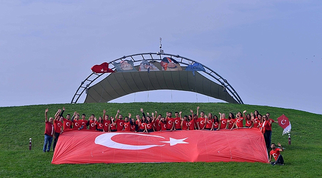 Türk bayraklı dev uçurtmaya ilgi yoğun oldu