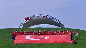 Türk bayraklı dev uçurtmaya ilgi yoğun oldu