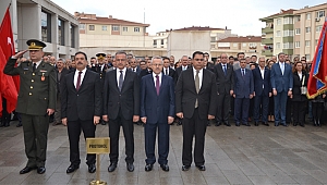 Atamız resmi törenle anıldı
