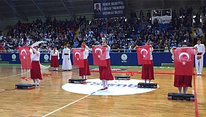 Duygulandıran bayrak gösterisi