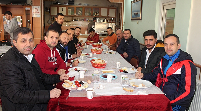 İlhami Bayrak, sporcuları kahvaltıda ağırladı