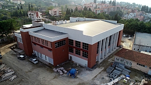Karamürsel Yarı Olimpik Yüzme Havuzu’da sona doğru