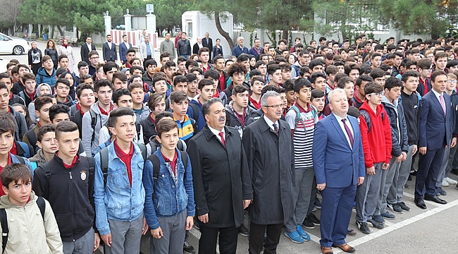Kaymakam Güler ve Başkan Köşker bayrak töreninde