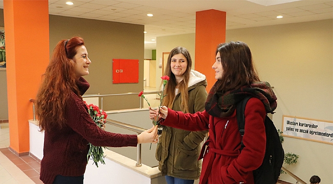 Öğretmen adaylarına karanfil jesti