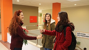 Öğretmen adaylarına karanfil jesti