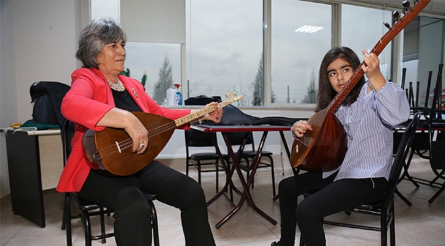 Torunuyla KO-MEK’te bağlama çalıyor