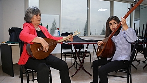 Torunuyla KO-MEK’te bağlama çalıyor