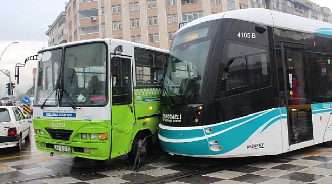 Tramvay ile halk otobüsü çarpıştı