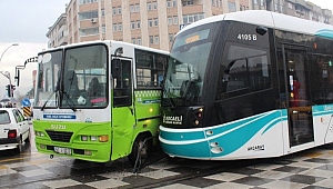 Tramvay ile halk otobüsü çarpıştı