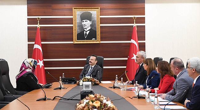 Vali Aksoy vatandaşlarla bir arada