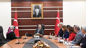 Vali Aksoy vatandaşlarla bir arada