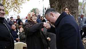 Annesinin elini öptü, hayır duasını aldı