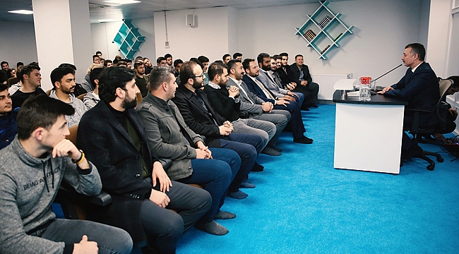 Büyükakın gençlerle buluştu