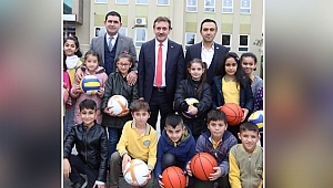 Demirci’den 44 okula spor malzemesi desteği