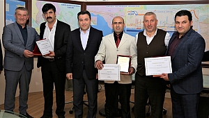 Kahraman şoförlere plaket