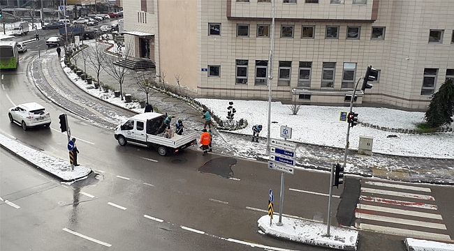Belediye ekiplerinden tuzlama çalışması