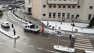 Belediye ekiplerinden tuzlama çalışması