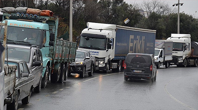 Feribotta uzun kuyruklar oluştu
