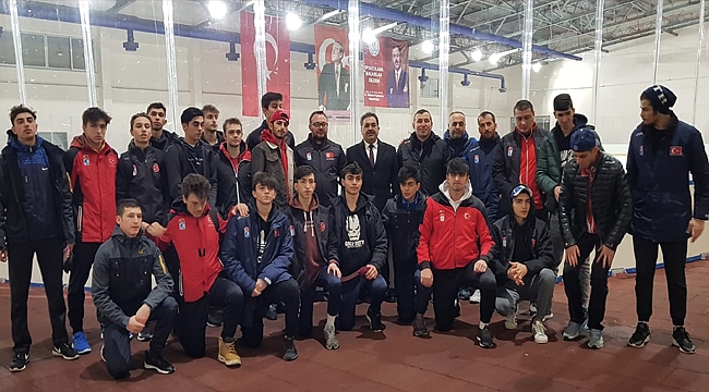 Kaymakam Güler, Buz Hokeycileri ziyaret etti