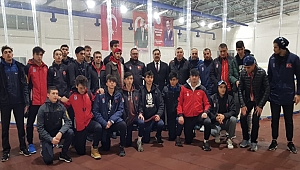 Kaymakam Güler, Buz Hokeycileri ziyaret etti