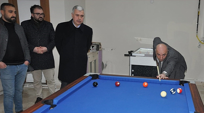 Bıyık, gençlerle bilardo oynadı