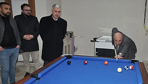 Bıyık, gençlerle bilardo oynadı