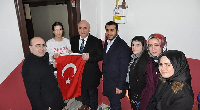 Bıyık'tan gençlere bayrak hediyesi