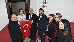 Bıyık'tan gençlere bayrak hediyesi