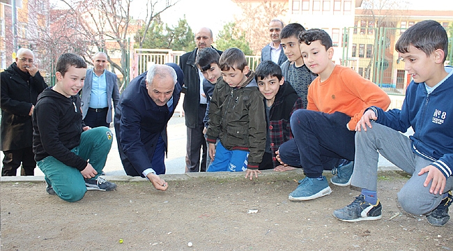 Büyükgöz çocuklarla misket oynadı