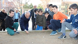 Büyükgöz çocuklarla misket oynadı