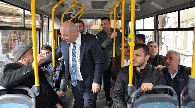 Halk otobüsüne bindi, yolcularla sohbet etti