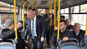 Halk otobüsüne bindi, yolcularla sohbet etti