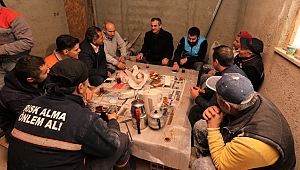 İnşaata gitti, işçilerle kahvaltı yaptı