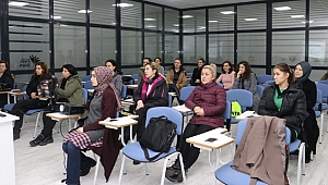 Kadınlar aile konusunda bilgilendiriliyor