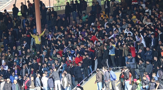 Taraftar öfkeli: Çıplak oynayın!
