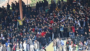Taraftar öfkeli: Çıplak oynayın!