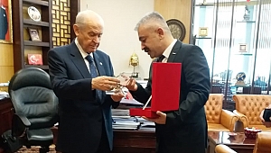 TÜRKAV'dan Bahçeli'yi duygulandıran plaket