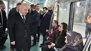 Bıyık vatandaşlarla tren yolculuğu yaptı