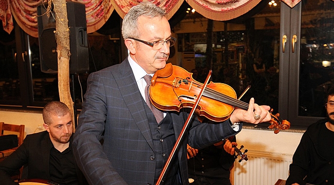 Köşker, meclis üyelerine keman çaldı