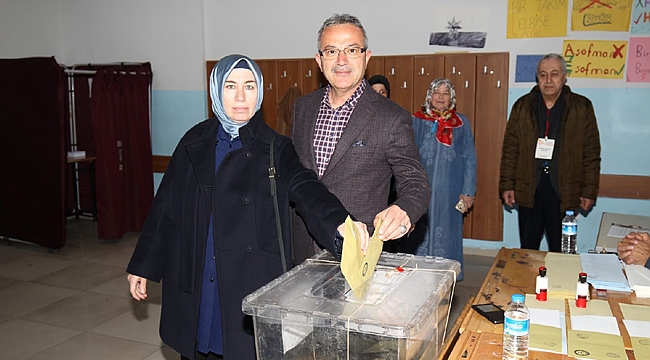 Köşker, sandığa eşiyle beraber gitti