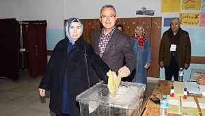 Köşker, sandığa eşiyle beraber gitti