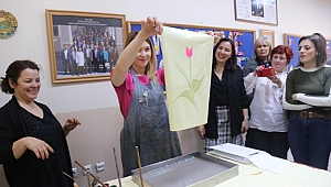 Yabancı eğitmenler ebru sanatıyla tanıştı