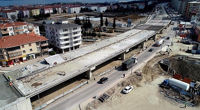 Yüzbaşılar Köprülü Kavşağı’nda tabliye betonu dökülüyor