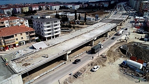 Yüzbaşılar Köprülü Kavşağı’nda tabliye betonu dökülüyor