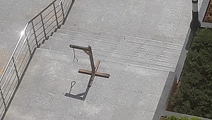 Adliye önüne darağacı kurdular