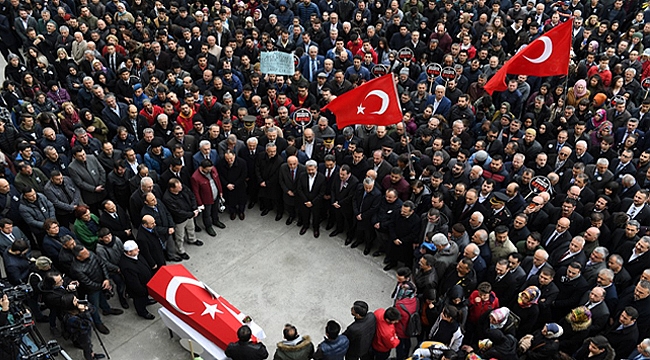 Bir şehir öğretmenini uğurladı