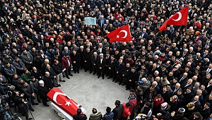 Bir şehir öğretmenini uğurladı