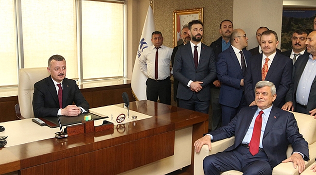 Büyükşehir'de devir teslim yapıldı